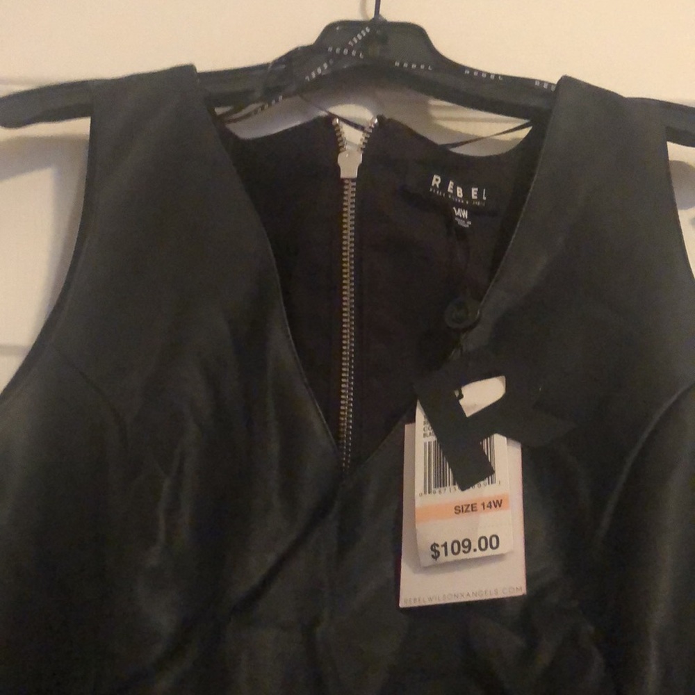 Beautiful black leather-like vest,sleeveless and zip up the back!